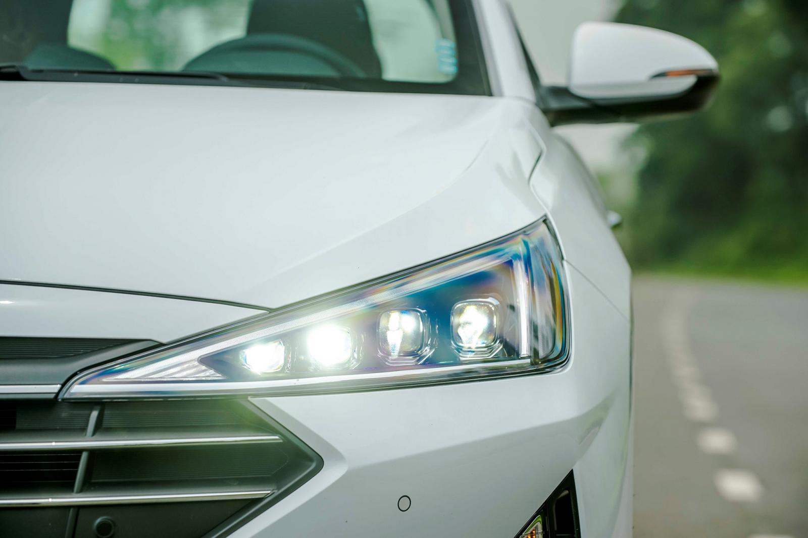 Cụm đèn trước full LED gồm 4 bóng projector