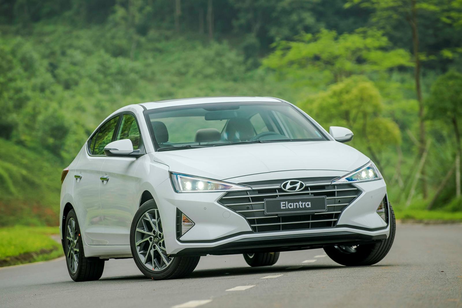 Dù chỉ là bản nâng cấp giữa vòng đời nhưng Hyundai Elantra 2019 vẫn có một diện mạo khá mới mẻ