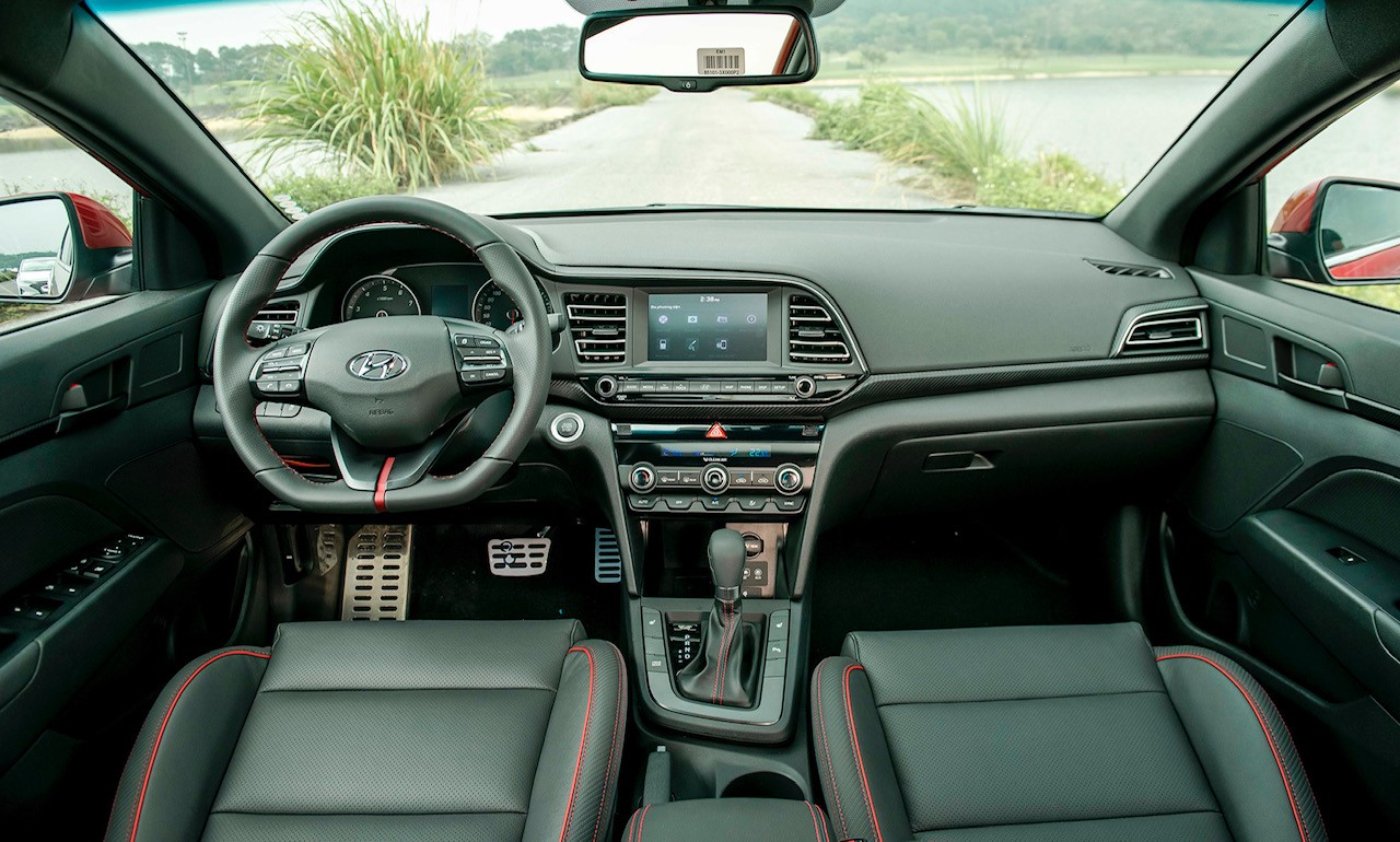 Các chi tiết được thiết kế lại bao gồm bảng đồng hồ mới, các cửa thông gió, cụm điều khiển cho điều hòa nhiệt độ và khay chứa đồ