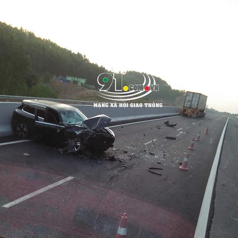Hiện trường vụ tai nạn giữa chiếc Porsche Cayenne và xe container