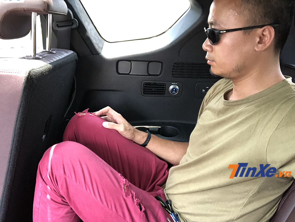 Hầu hết những mẫu xe 7 chỗ đều có không gian ở hàng ghế thứ 3 khá chật hẹp. Hầu hết những mẫu xe 7 chỗ đều có không gian ở hàng ghế thứ 3 khá chật hẹp.