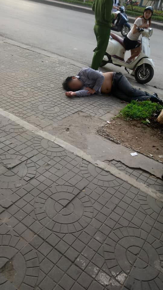 Không có khả năng điều khiển phương tiện, người đàn ông quyết định xuống vỉa hè nằm ngủ