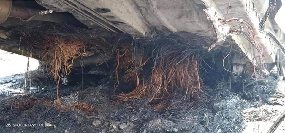 Rơm cuốn vào gầm có thể khiến xe bốc cháy khi đang di chuyển (Ảnh: HLX)