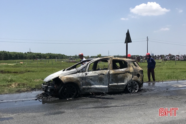 Hình ảnh chiếc Ford EcoSport tại Hà Tĩnh bị cháy trơ khung ngày 17/5 vừa qua (Ảnh: Báo Hà Tĩnh)