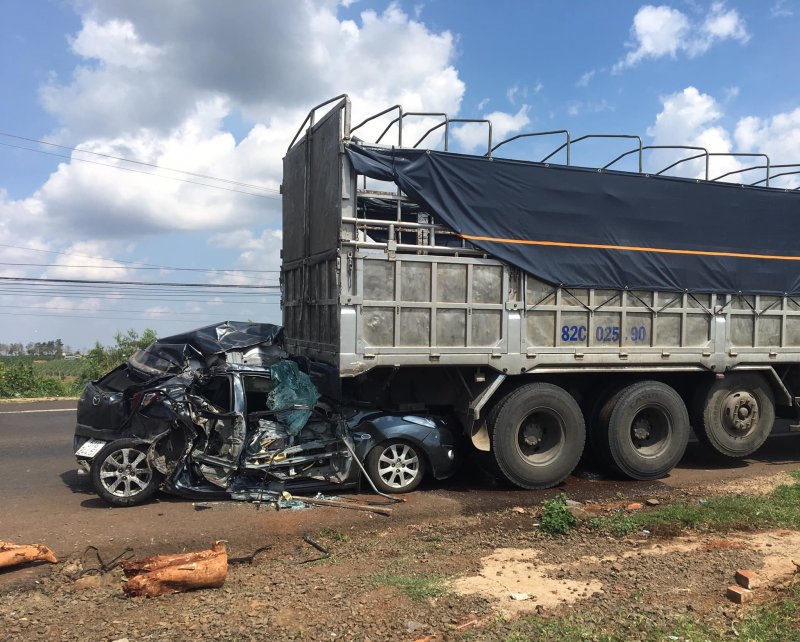 Hiện trường vụ tai nạn liên hoàn nghiêm trọng tại trạm thu phí BOT Đức Long Gia Lai