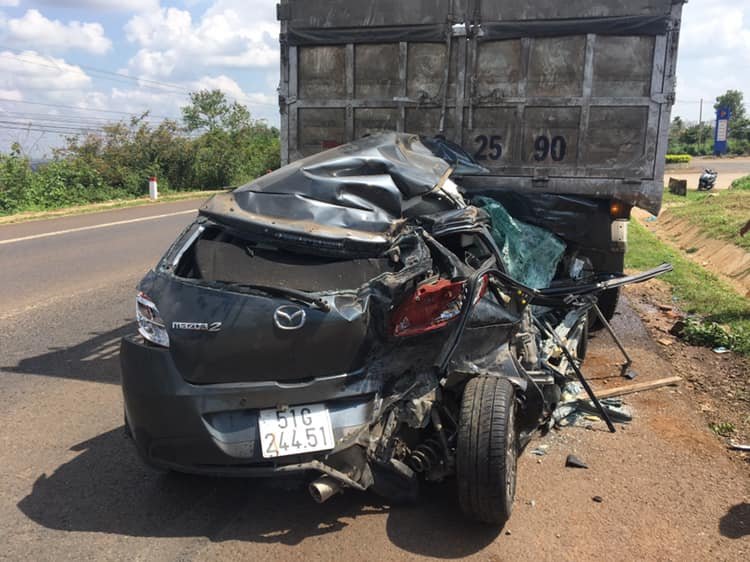 Chiếc Mazda2 bị hư hỏng nặng sau vụ tai nạn