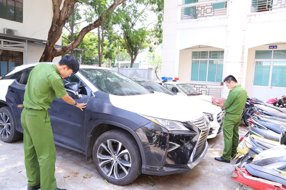 Chiếc Lexus được thu giữ tại cơ quan công an