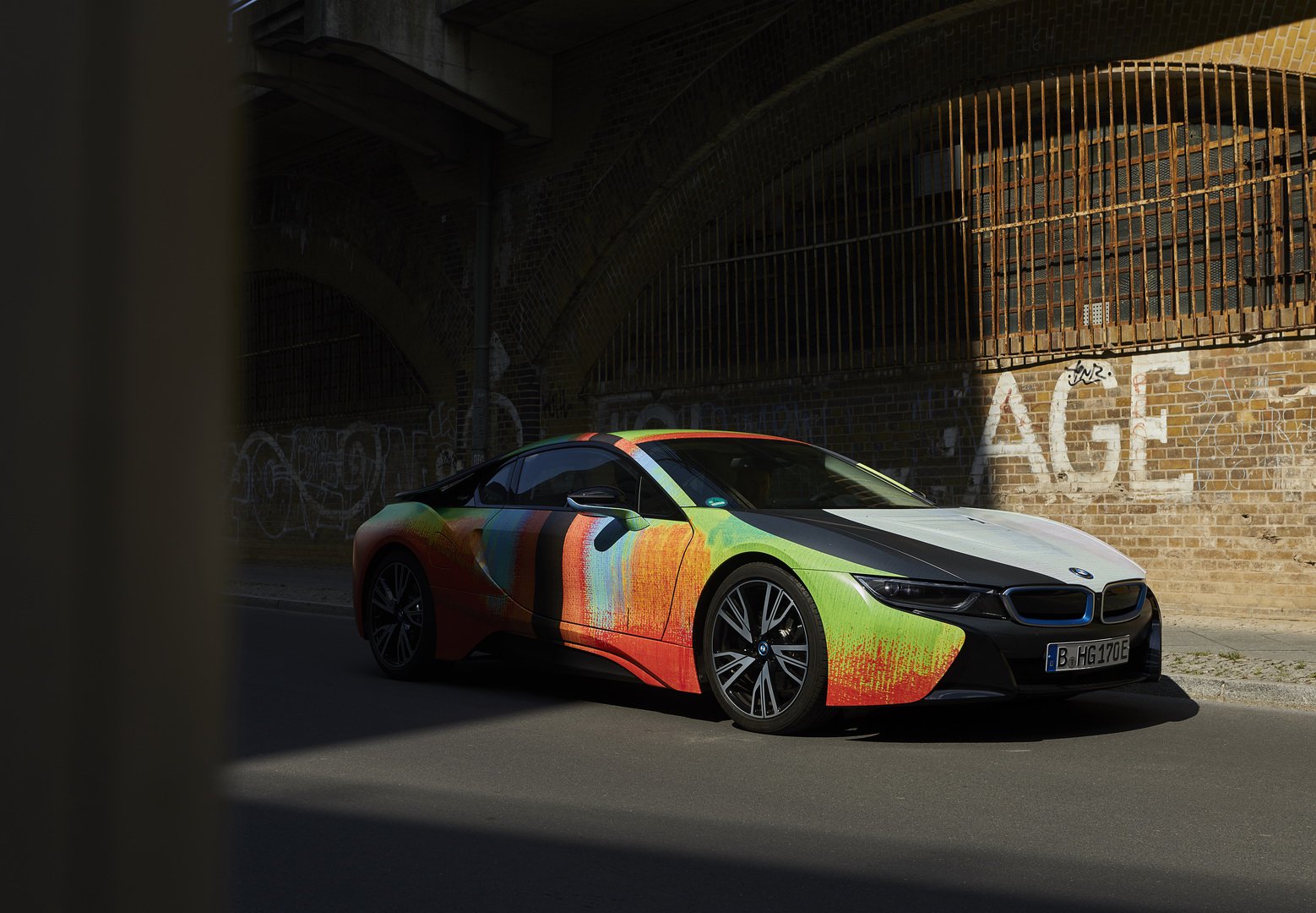 Chiếc BMW i8 thông thường đã được khoác lên mình một lớp sơn mới
