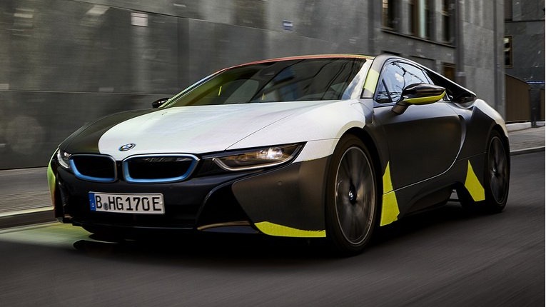 Với họa tiết sơn đặc biệt, chiếc xe hẳn là rất thu hút nếu di chuyển ngoài đường phố