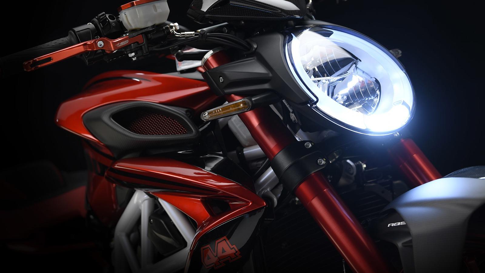 Đèn pha của xe có thiết kế tạo hình giọt nước đặc trưng với đèn chiếu sáng hai tầng, bao quanh viền đèn là đèn định vị LED. Đèn pha của xe có thiết kế tạo hình giọt nước đặc trưng với đèn chiếu sáng hai tầng, bao quanh viền đèn là đèn định vị LED.