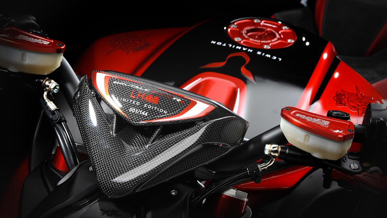 Với số lượng giới hạn chỉ 144 xe trên toàn thế giới, giá xe MV Agusta Brutale 800 RR LH44 Limited Edition được niêm yết ở mức 21.444 EUR, tương đương 560 triệu đồng Với số lượng giới hạn chỉ 144 xe trên toàn thế giới, giá xe MV Agusta Brutale 800 RR LH44 Limited Edition được niêm yết ở mức 21.444 EUR, tương đương 560 triệu đồng