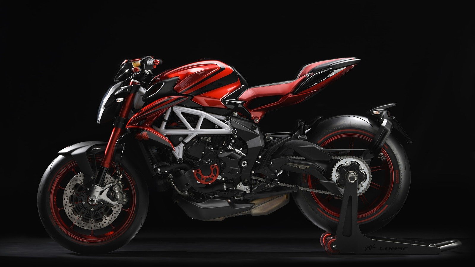 MV Agusta Brutale 800 RR LH44 Limited Edition được phát triển dựa trên chiếc Brutale 800 RR nguyên bản. Chính vì vậy mà hình dáng và trang bị trên xe không có nhiều thay đổi MV Agusta Brutale 800 RR LH44 Limited Edition được phát triển dựa trên chiếc Brutale 800 RR nguyên bản. Chính vì vậy mà hình dáng và trang bị trên xe không có nhiều thay đổi