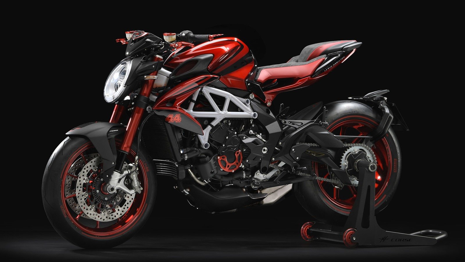 Màu sắc chủ đạo của MV Agusta Brutale 800 RR LH44 Limited Edition là màu đỏ, cùng với đỏ là màu trắng nổi bật của khung ống thép và nhiều chi tiết bằng sợi carbon Màu sắc chủ đạo của MV Agusta Brutale 800 RR LH44 Limited Edition là màu đỏ, cùng với đỏ là màu trắng nổi bật của khung ống thép và nhiều chi tiết bằng sợi carbon