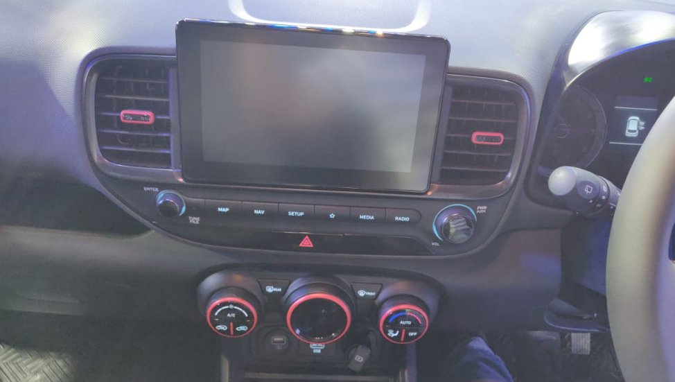 Màn hình thông tin giải trí với kích thước 8 inch