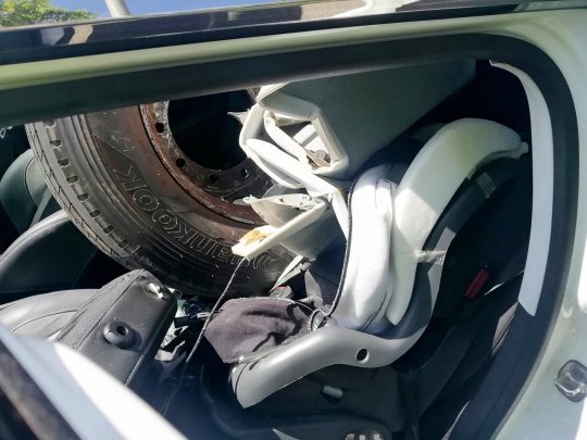 Hàng ghế sau cũng bị chiếc lốp phá hỏng