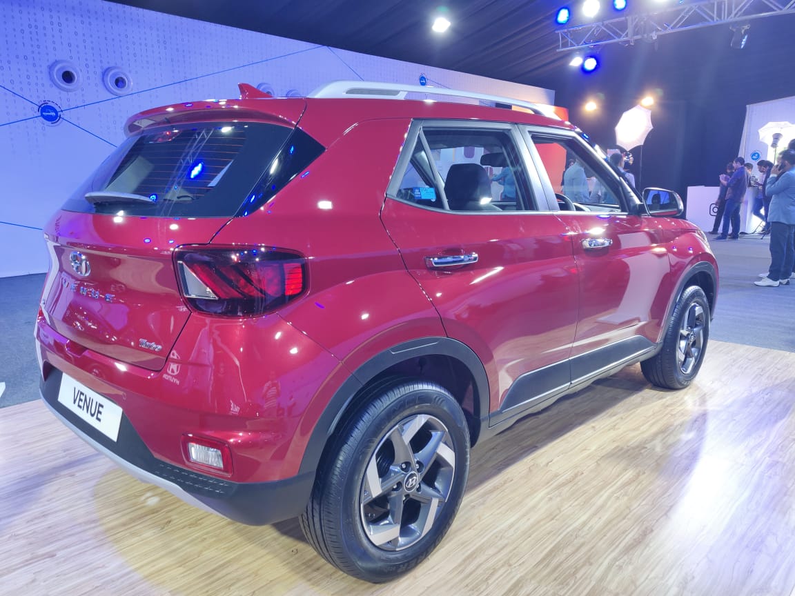 Hyundai Venue 2020 sở hữu thiết kế ngoại thất khá bắt mắt trong phân khúc SUV cỡ B tại Ấn Độ