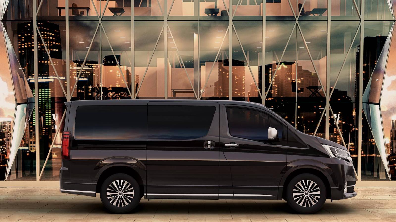 Toyota Granvia 2019 được trang bị cửa trượt chỉnh điện và bộ vành hợp kim đa chấu