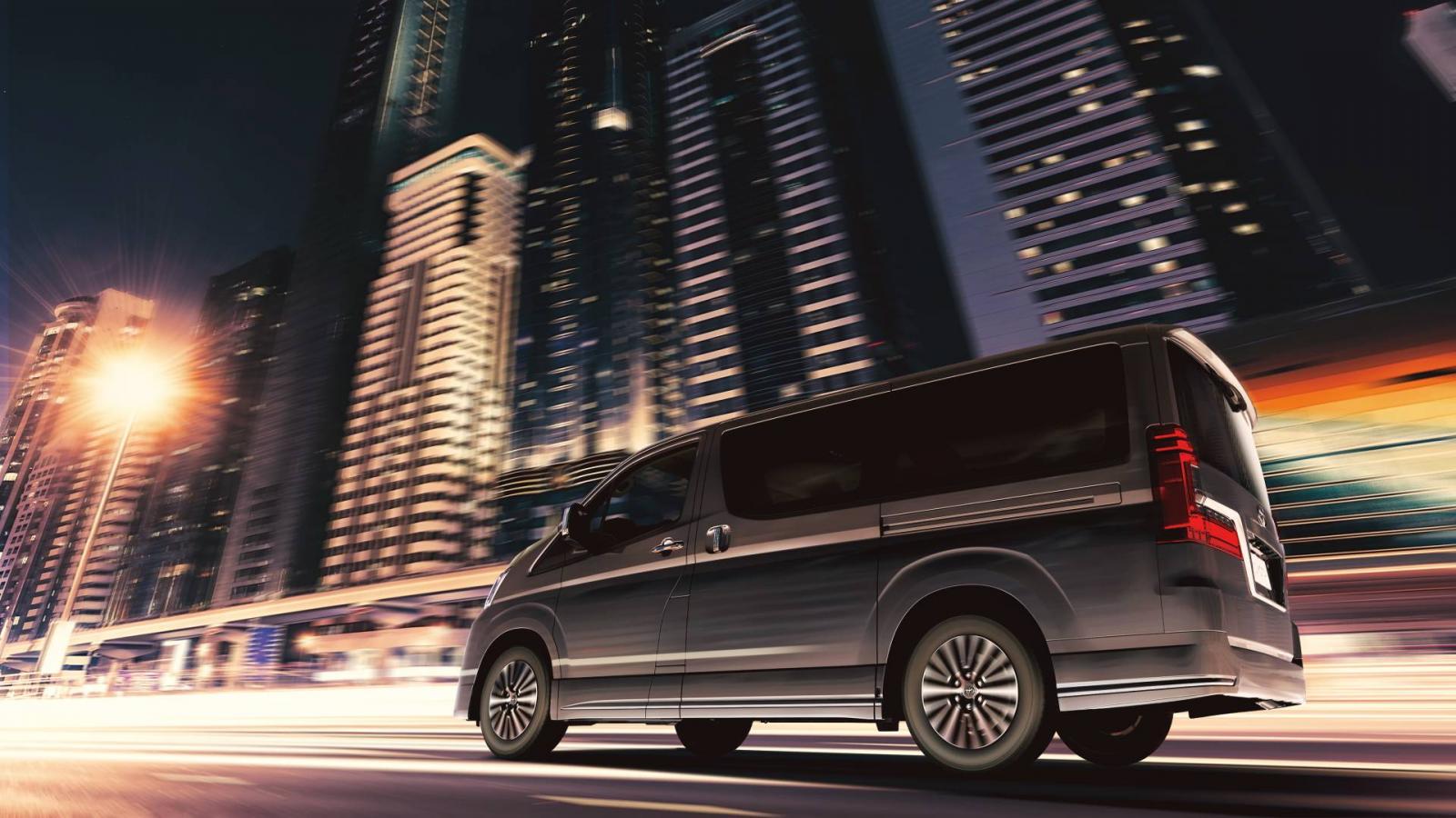 Cụm đèn hậu của Toyota Granvia 2019 có thiết kế khác với Hiace 2019