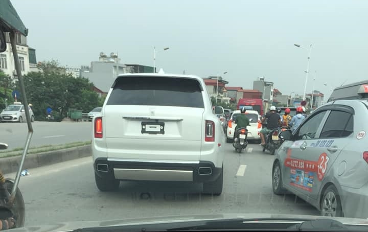 Chiếc Rolls-Royce Cullinan lăn bánh trên đường phố Hà Nội vào sáng nay với chia sẻ của người chụp ảnh là không ai dám chạy xe lại gần