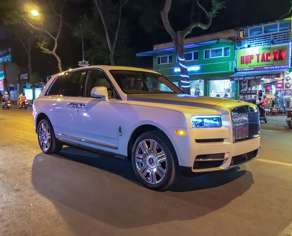 Vẻ đẹp của SUV siêu sang Rolls-Royce Cullinan độc nhất Việt Nam trên đường phố Hà Nội vào ban đêm