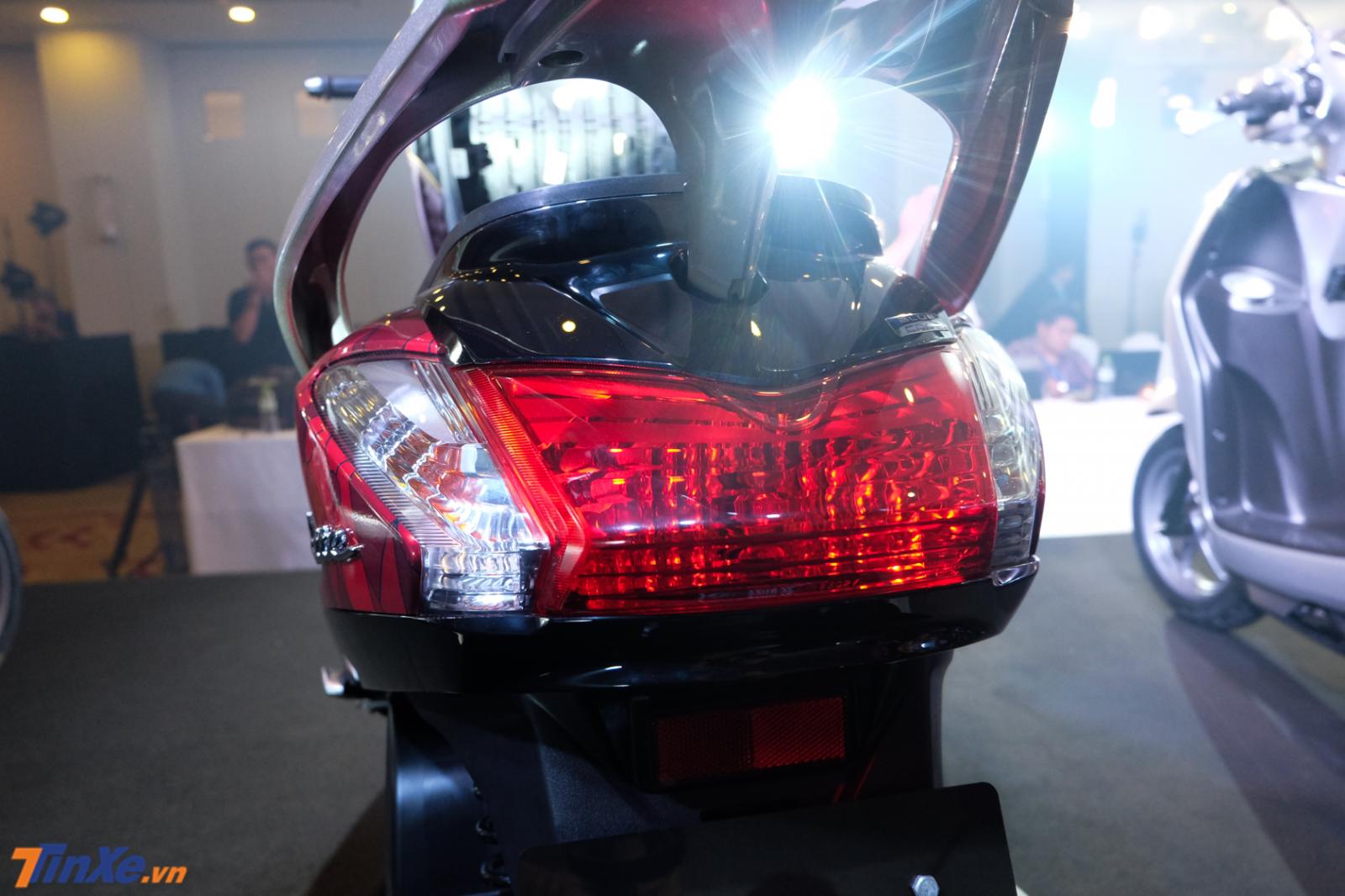 Đèn hậu của Yamaha Latte và 2 bên là đèn xi-nhan  Đèn hậu của Yamaha Latte và 2 bên là đèn xi-nhan