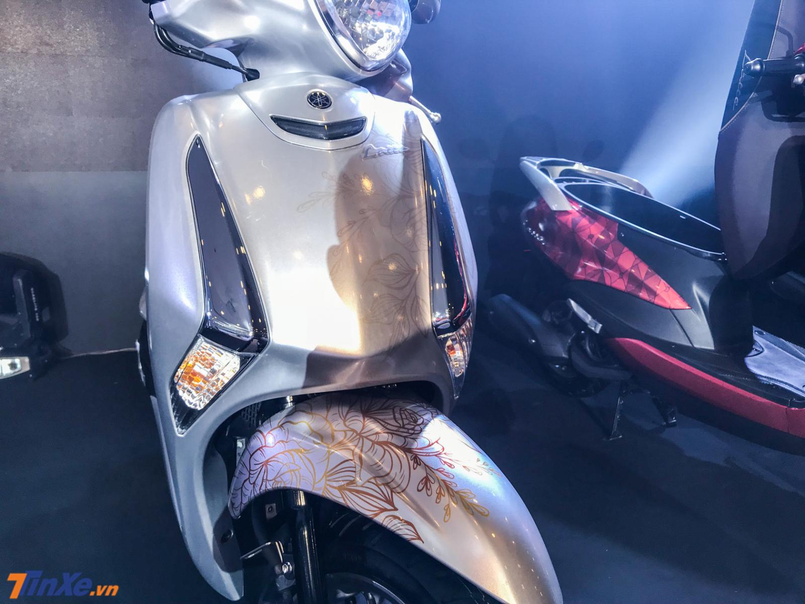 Riêng chiếc Yamaha Latte này có thêm mặt nạ của xe và chắn bùn xuất hiện bộ tem hình lá cây Riêng chiếc Yamaha Latte này có thêm mặt nạ của xe và chắn bùn xuất hiện bộ tem hình lá cây