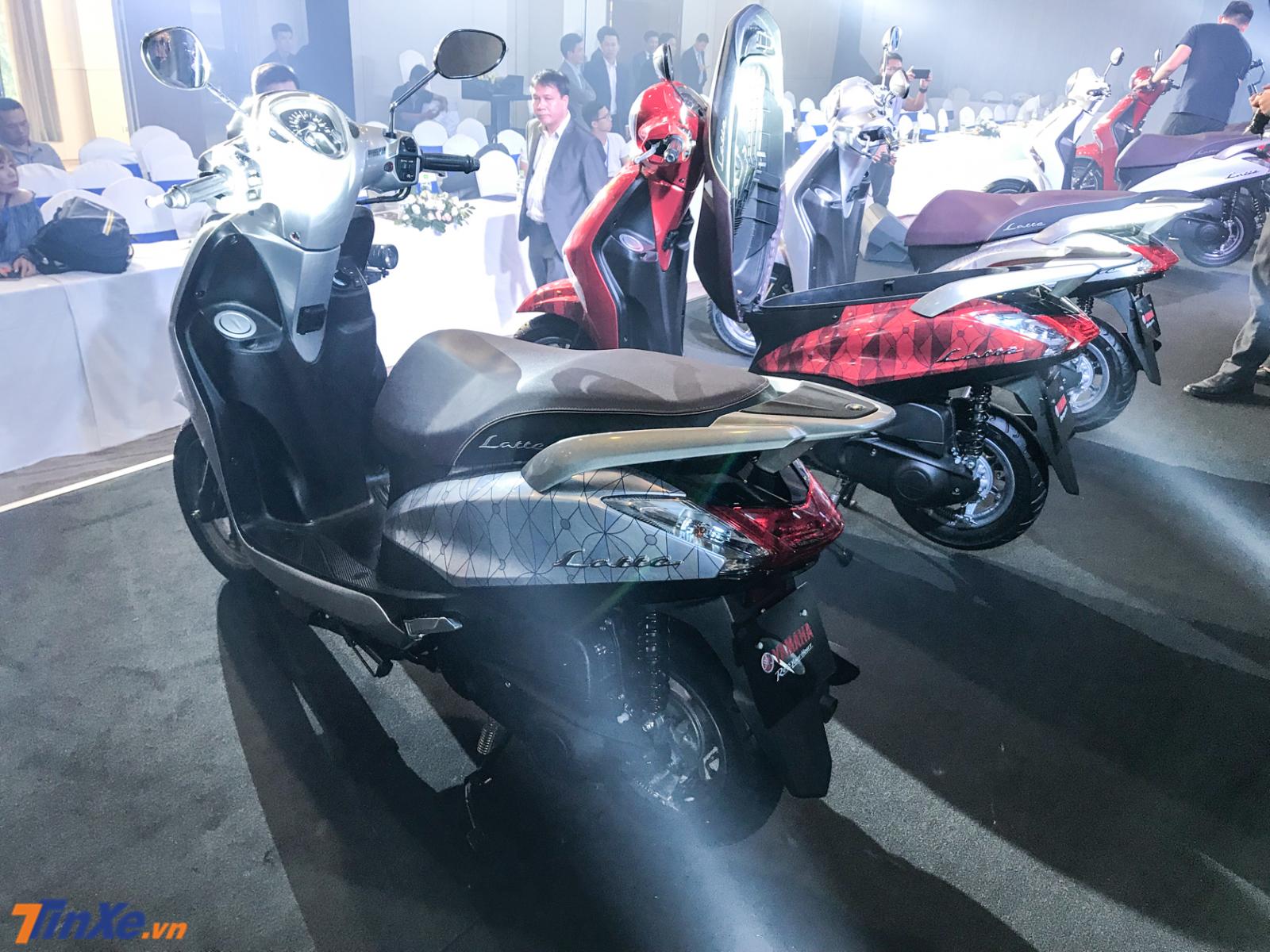 1 chiếc Yamaha Latte màu bạc khác được phối bộ tem lạ mắt hơn 1 chiếc Yamaha Latte màu bạc khác được phối bộ tem lạ mắt hơn