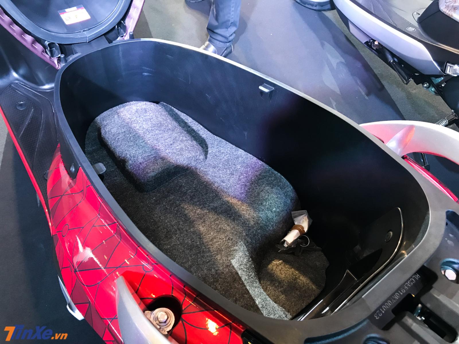 Cốp xe có dung tích 37 lít là lợi thế để chứa đồ cho các chị em khi sở hữu Yamaha Latte  Cốp xe có dung tích 37 lít là lợi thế để chứa đồ cho các chị em khi sở hữu Yamaha Latte