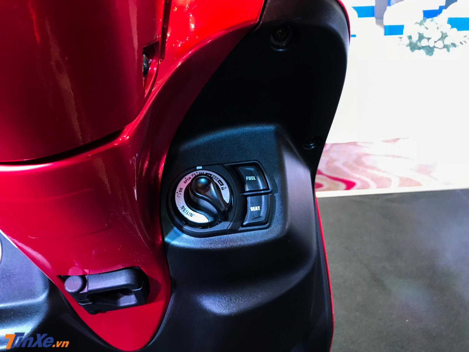 Khoá thông minh Smartkey và kế bên là 2 nút mở yên cùng mở nắp bình xăng tiện lợi  Khoá thông minh Smartkey và kế bên là 2 nút mở yên cùng mở nắp bình xăng tiện lợi