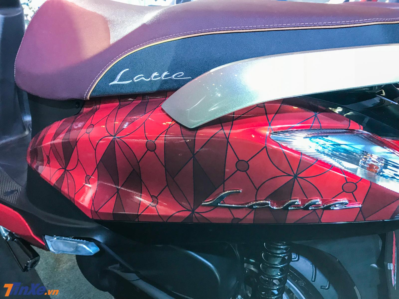 Toàn bộ dàn áo bên hông xe Yamaha Latte đều được trùm tem độ Toàn bộ dàn áo bên hông xe Yamaha Latte đều được trùm tem độ