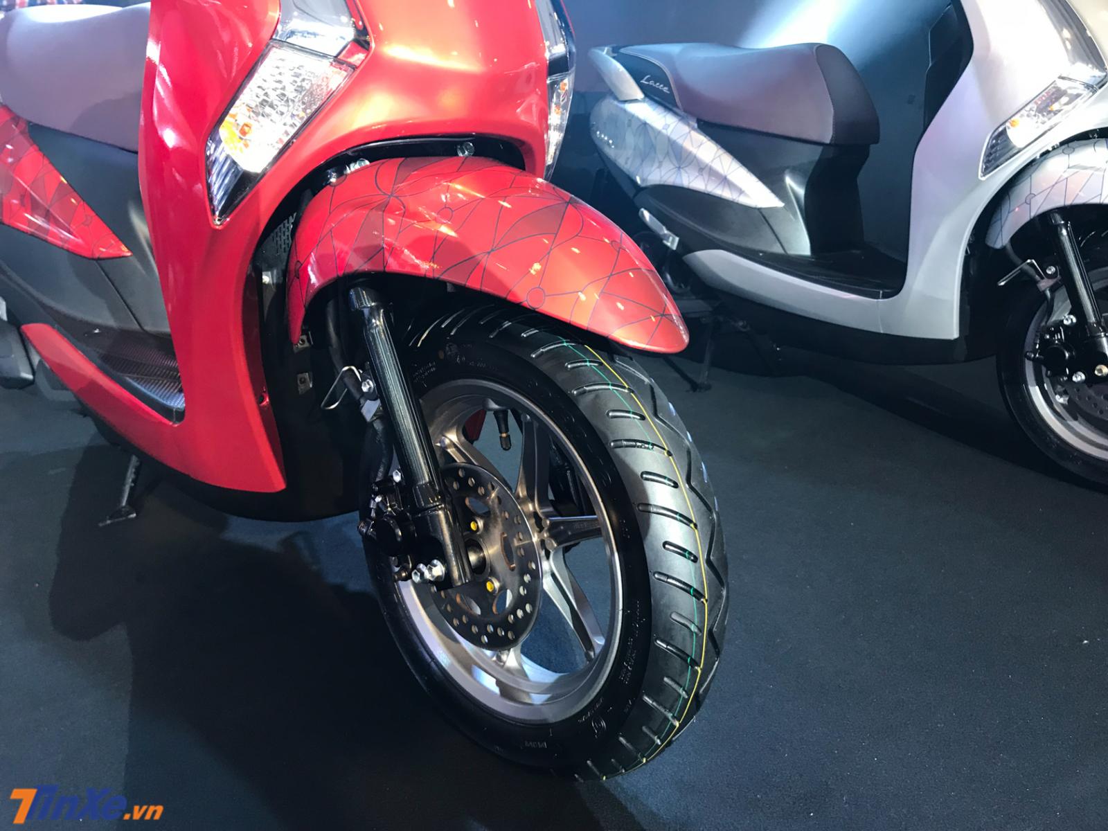 Bộ tem này được phủ ở trên chắn bùn phía trước của Yamaha Latte Bộ tem này được phủ ở trên chắn bùn phía trước của Yamaha Latte