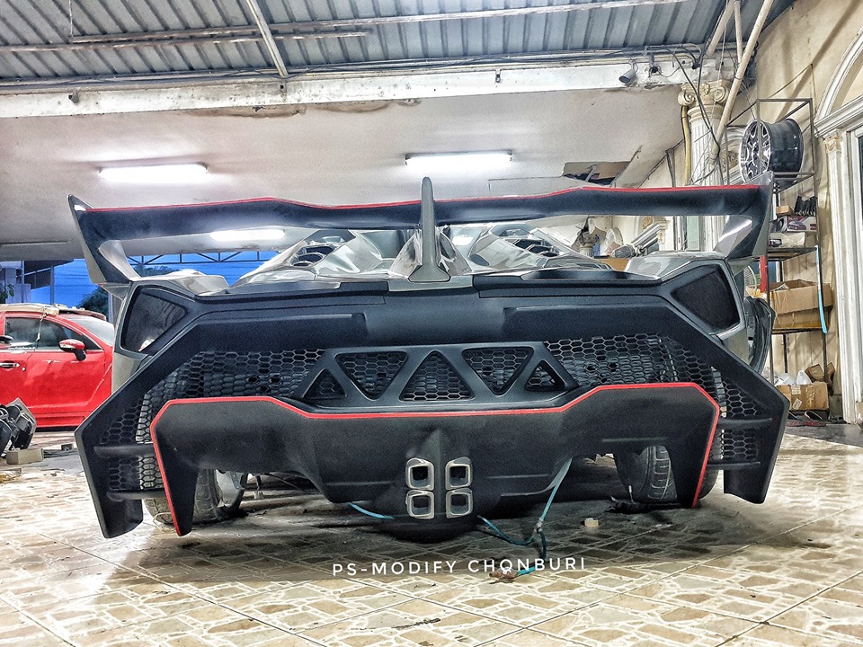 Chiếc Lamborghini Veneno Roadster nhái nhìn từ phía sau Chiếc Lamborghini Veneno Roadster nhái nhìn từ phía sau