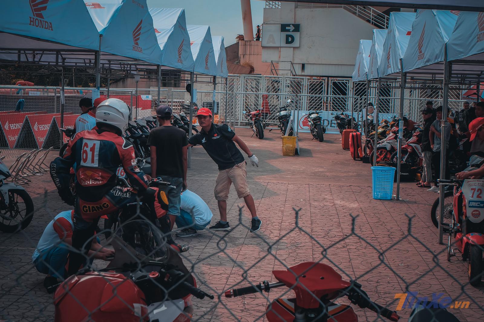 Những chiếc xe Những chiếc xe đấu đã được đưa đến khu vực trường đua để chuẩn bị cho các vận động viên