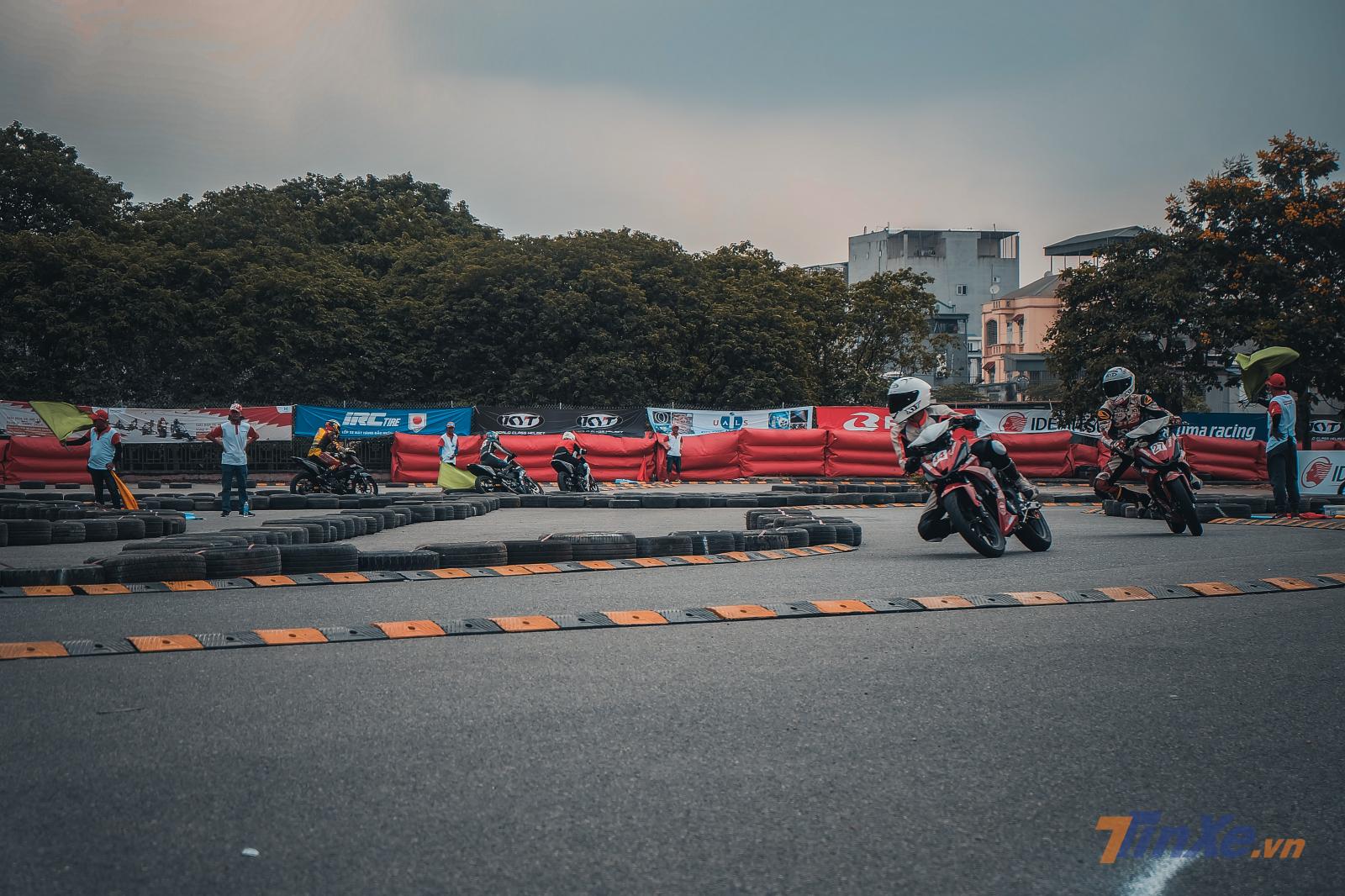 Buổi đua phân hạng diễn ra rất máu lửa và đầy tính cạnh tranh Buổi đua phân hạng diễn ra rất máu lửa và đầy tính cạnh tranh