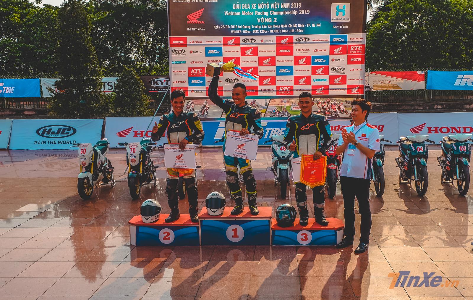 3 giải nhất của hạng mục Honda Winner 150 bao gồm giải Nhất là anh: Lê Hùng Hữu Tín với số 49; giải Nhì là Nguyễn Anh Tuấn số 47 và giải Ba thuộc về anh Phạm Chánh Trực mang số 11. 3 giải nhất của hạng mục Honda Winner 150 bao gồm giải Nhất là anh: Lê Hùng Hữu Tín với số 49; giải Nhì là Nguyễn Anh Tuấn số 47 và giải Ba thuộc về anh Phạm Chánh Trực mang số 11.