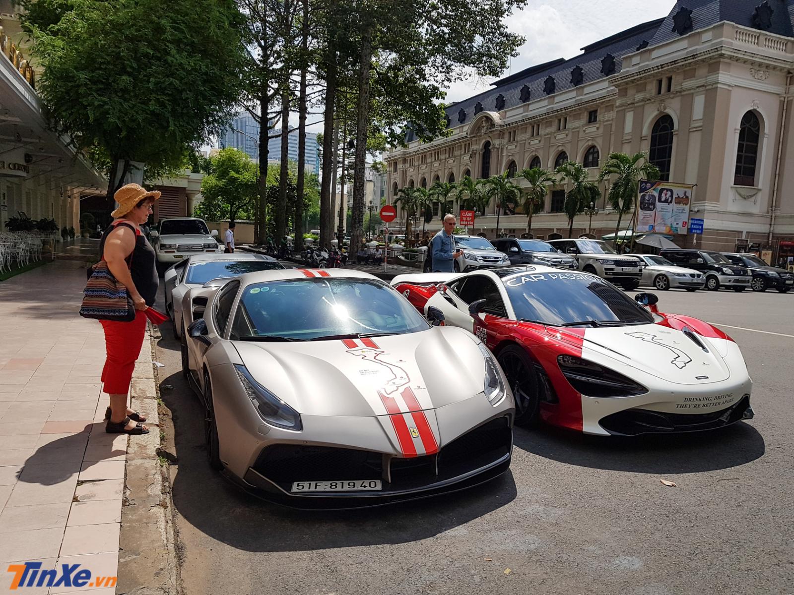 dàn siêu xe của các thành viên Car & Passion 2019 đã tụ tập tại một quán cà phê gần Nhà hát Thành phố Hồ Chí Minh