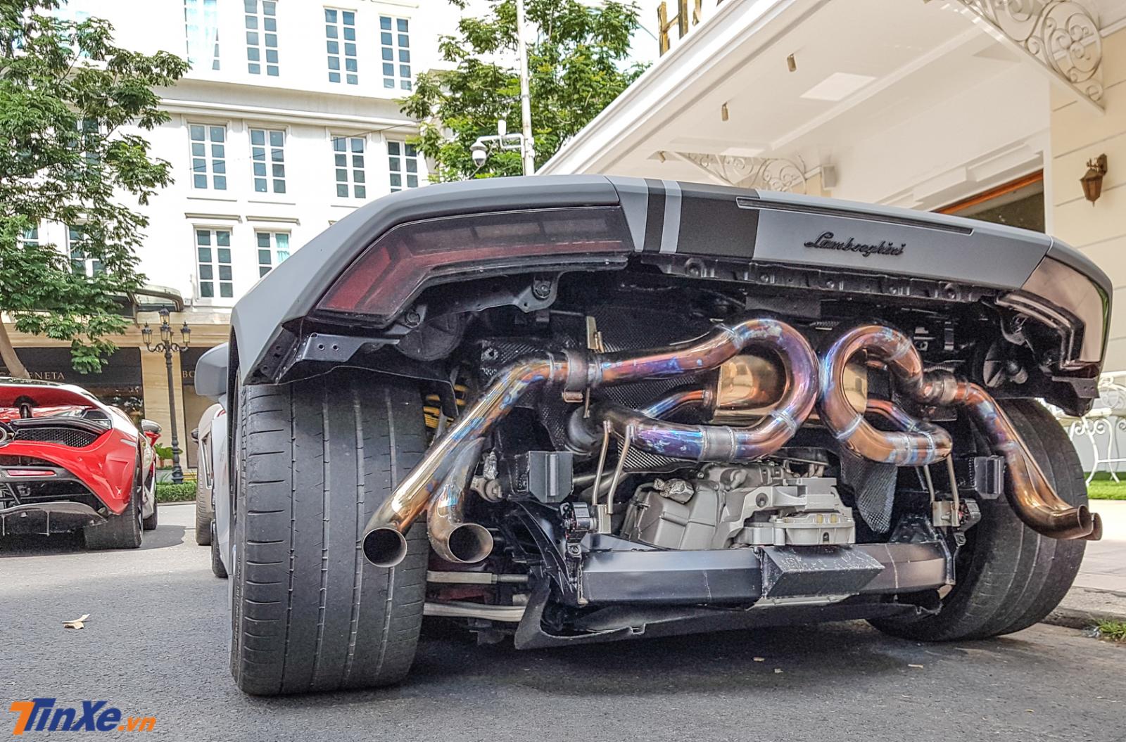 Ngoài ra có thể dễ dàng nhận ra ngoại hình chiếc siêu xe Lamborghini Huracan LP580-2 này đã được chủ nhân tháo bỏ toàn bộ dàn áo đuôi xe để lộ thiên những máy móc của xe ra bên ngoài