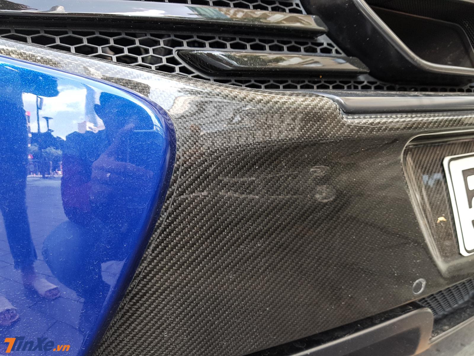 Carbon được nhìn thấy rất nhiều ở ngoại thất siêu xe McLaren 650S Spider màu xanh Aurora Blue này, cản va sau cũng không ngoại lệ