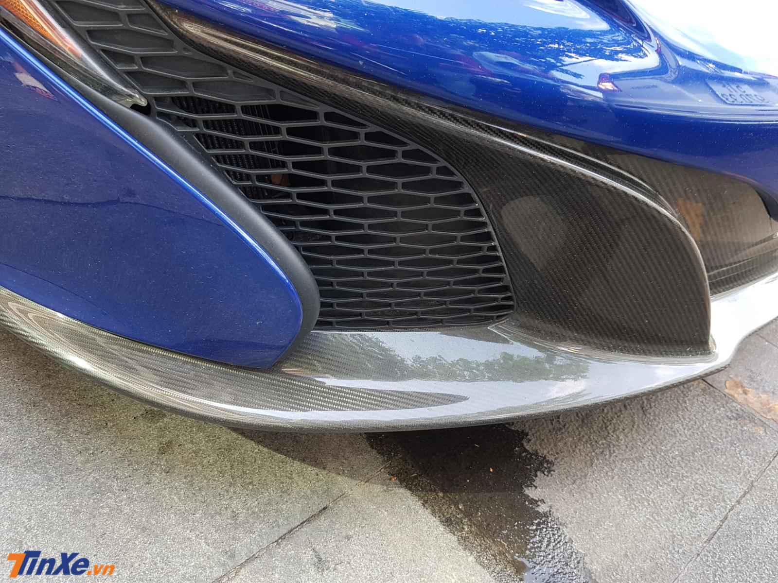 Toàn bộ phần cản va trước của siêu xe McLaren 650S Spider màu xanh Aurora Blue đều bằng sợi carbon