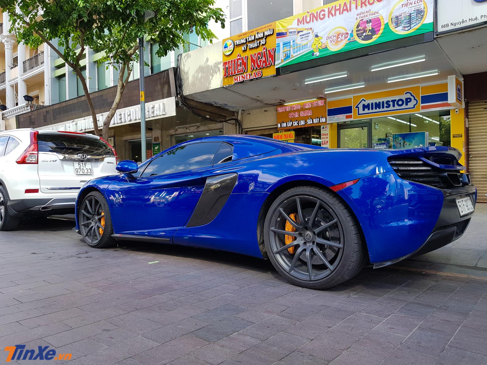 Siêu xe McLaren 650S Spider màu xanh dương độc nhất Việt Nam này được đưa về nước từ cuối tháng 7/2016