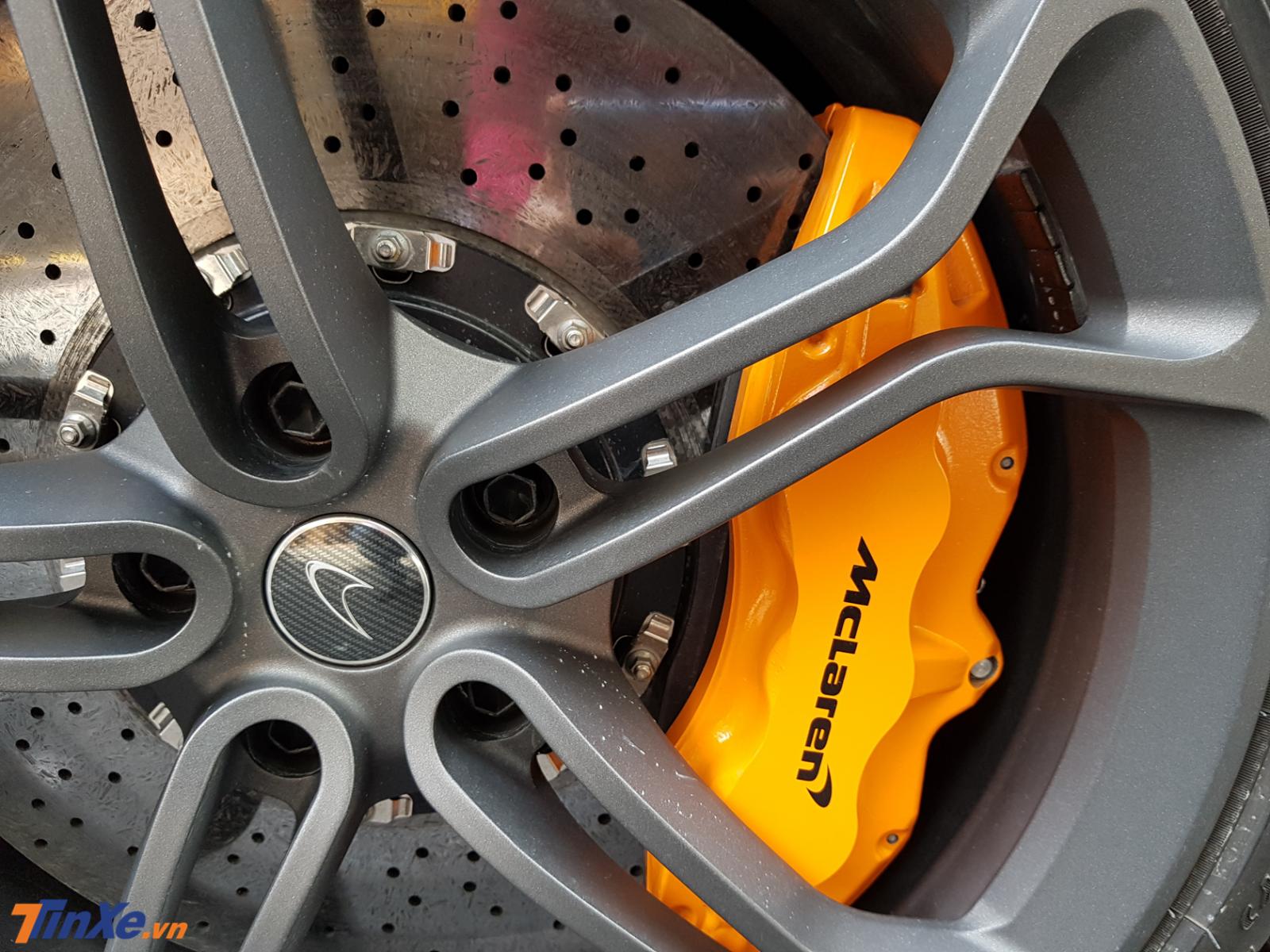 Và phía bên trong bộ mâm của chiếc siêu xe McLaren 650S Spider này chính là kẹp phanh sơn cam nổi bật