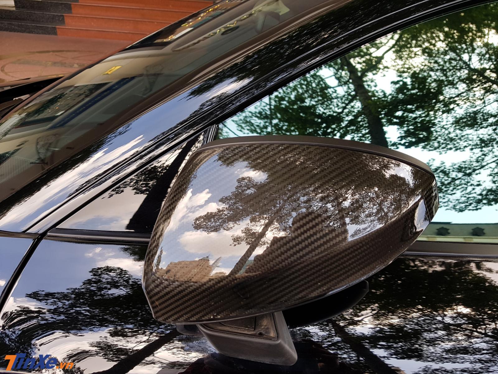 ngoại hình siêu xe Audi R8 V10 PLus của Cường Đô-la còn có các chi tiết bằng sợi carbon bóng như vỏ gương