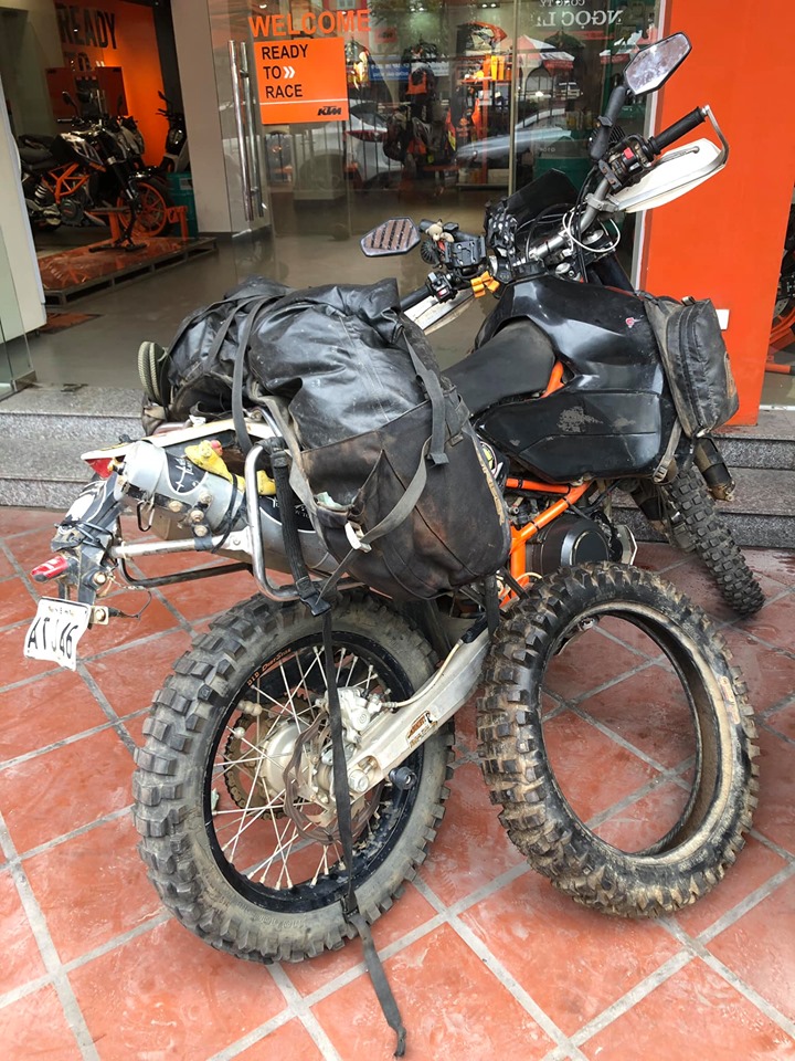 Chiếc KTM 690 Enduro R của McDonald với đầy đù hành lý cá nhân, lốp dự phòng cũng như dụng cụ sửa xe Chiếc KTM 690 Enduro R của McDonald với đầy đù hành lý cá nhân, lốp dự phòng cũng như dụng cụ sửa xe