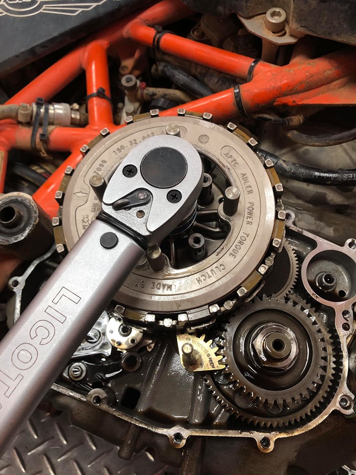 Tiến hành bảo dưỡng côn Tiến hành bảo dưỡng côn