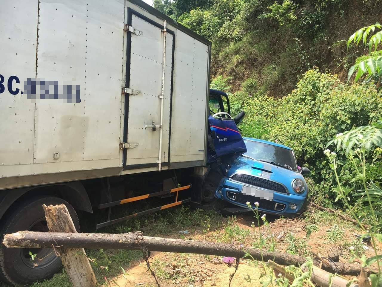 Chiếc xe tải chở bia đẩy chiếc Mini Cooper vào bãi đất bên đường