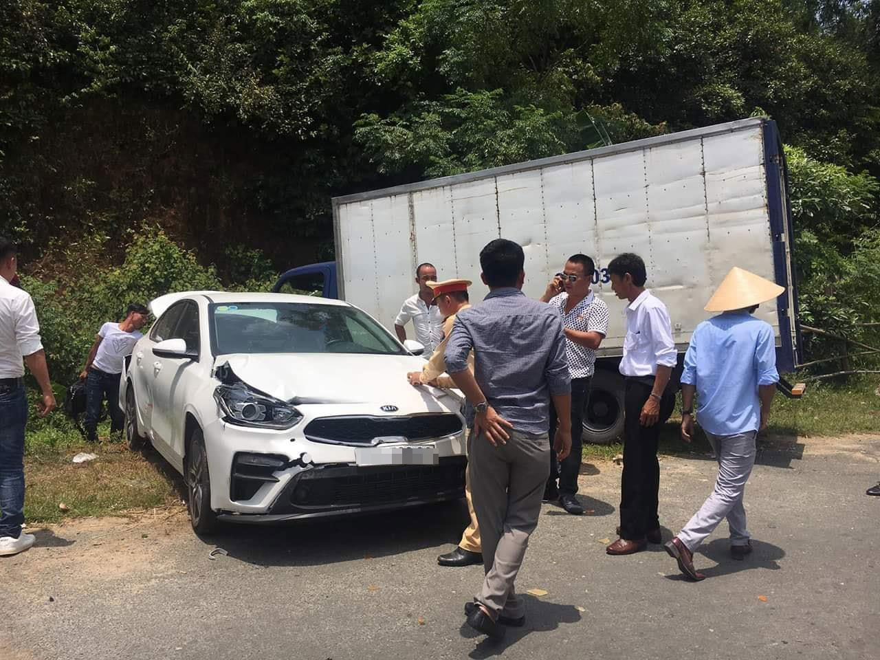 Hiện trường vụ tai nạn liên hoàn xảy ra vào sáng nay