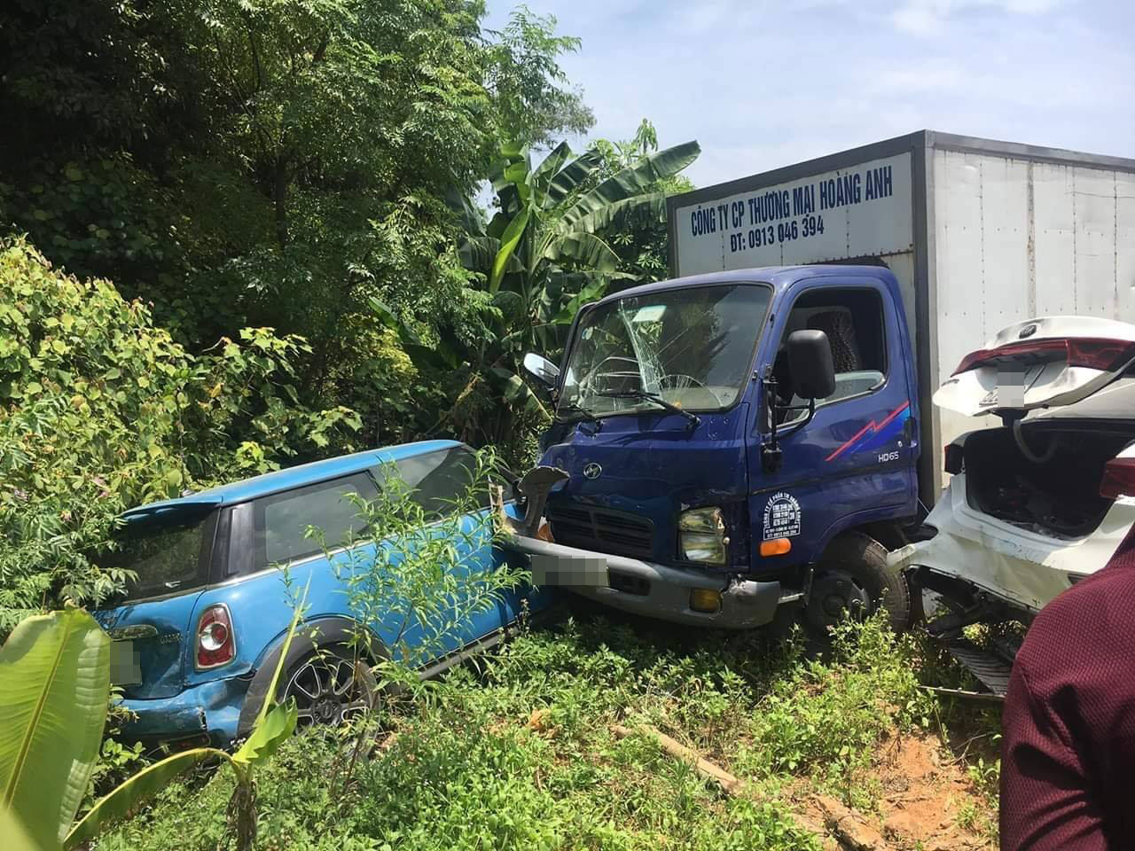 Chiếc Mini Cooper bị biến dạng nhiều chỗ sau vụ tai nạn