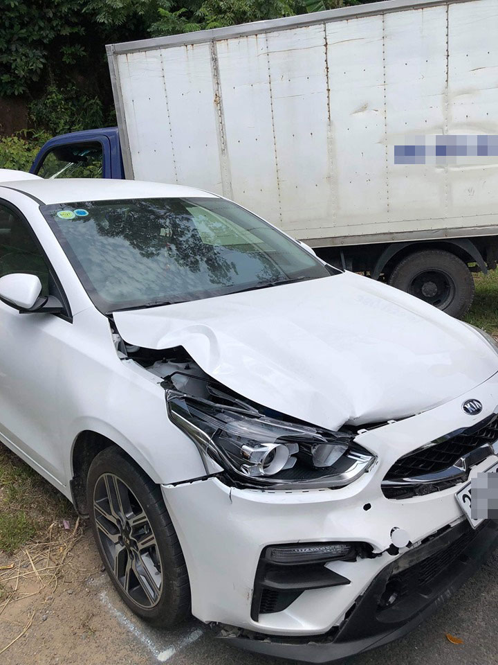 Chiếc Kia Cerato 2019 bị hỏng ở cả đầu xe lẫn đuôi xe
