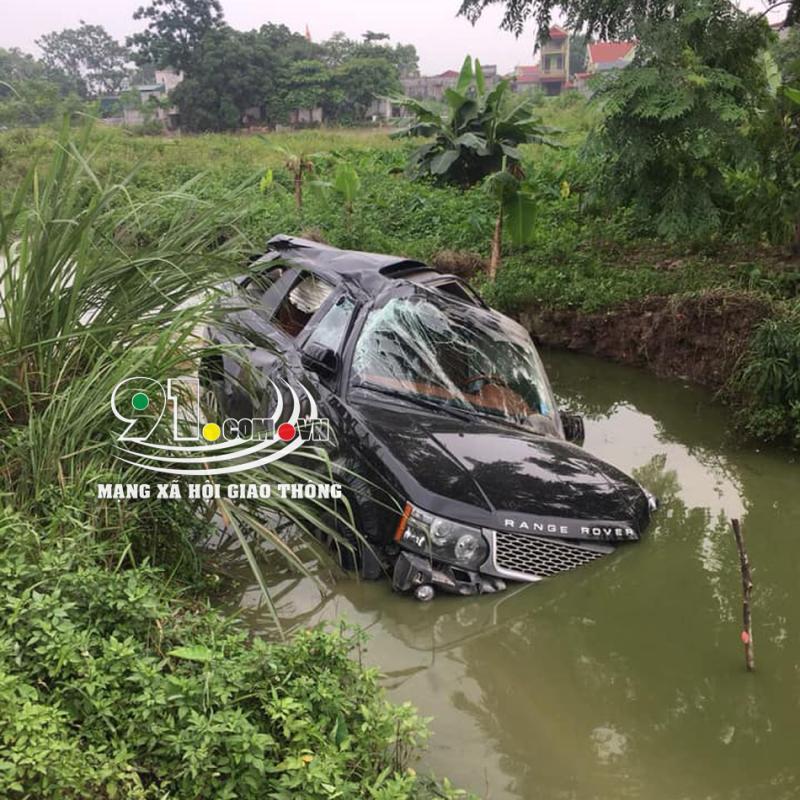 Chiếc Range Rover bị hỏng khá nặng sau vụ tai nạn