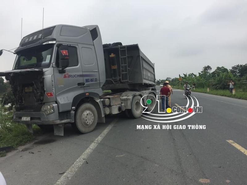 Chiếc xe ben không bị hỏng đáng kể sau cú va chạm với Range Rover